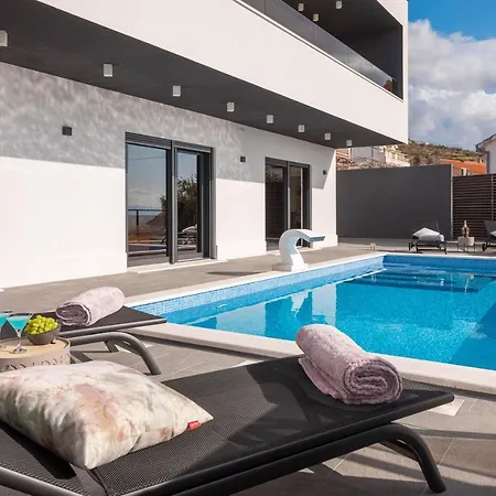 Hilltop - Jacuzzi, Pool, Sauna Kučine